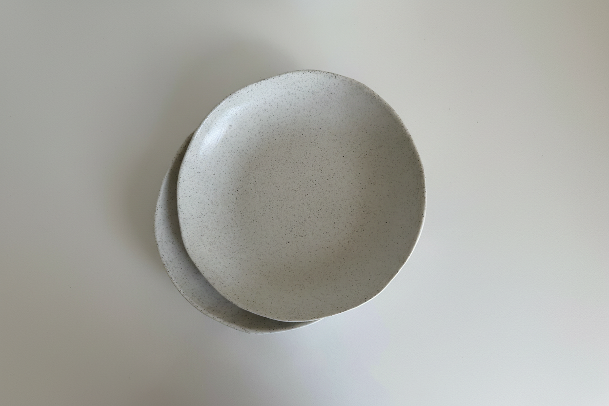 Ceramic platter with neutral white background - Image 2