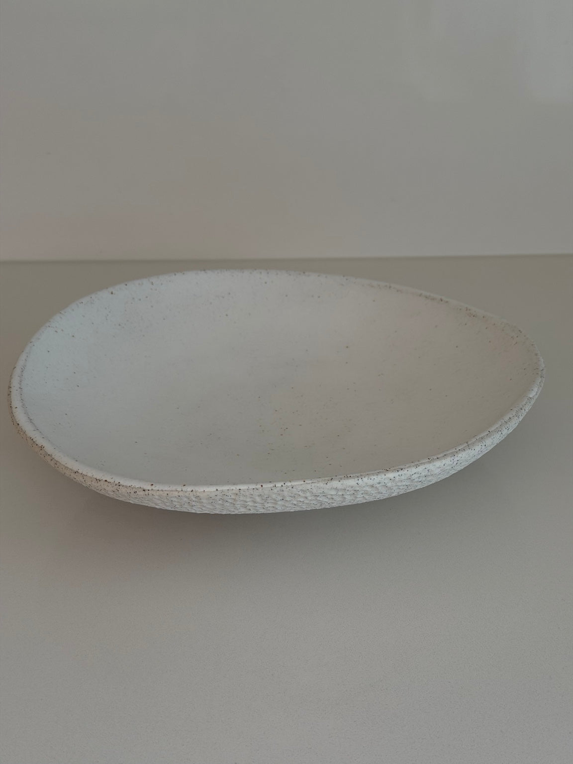 Front view of the Mními serving bowl