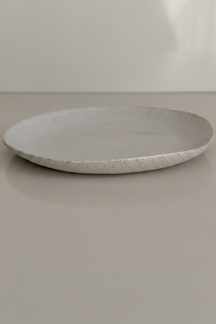Plate close-up rim – warm white background